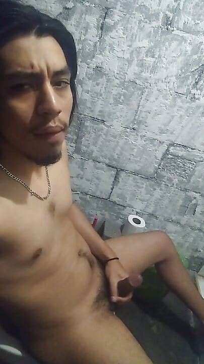 رجال عراة في الحمام