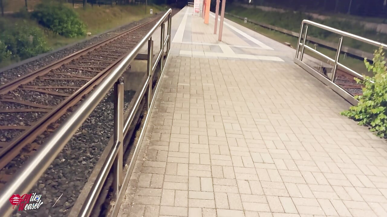 Puta tesuda fodida no meio da estação de trem !!