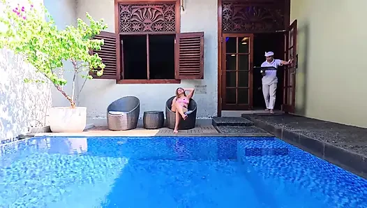 Gairah Seksual Menjulang Tinggi Di Kolam Renang Luar Ruangan