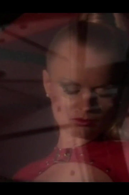 כוס עם שפתיים גדולות נדפקת על ידי 2 גברים