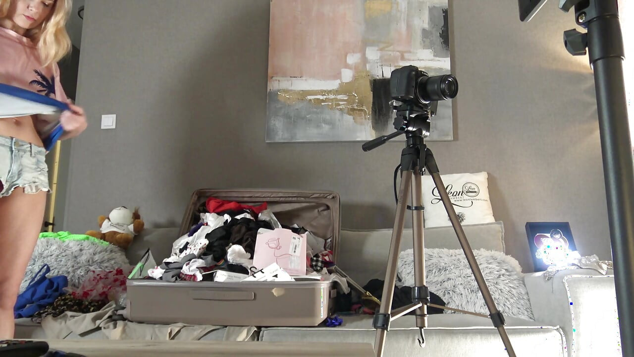 Raver Girl sidhe bare stnon vali parti ke sngathnon ke lie eebiem sngit samaroh se sidhe kastam adhovastr ke madhyam se dekhti hai