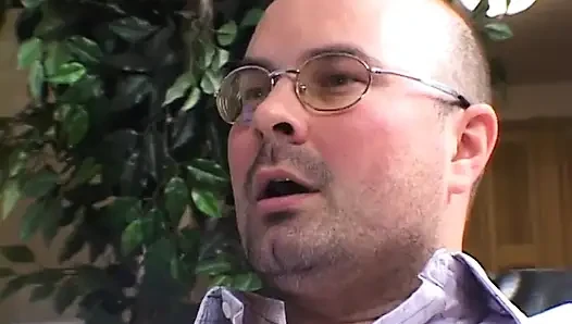 Sevimli sarışın başka bir adam onları izlerken gırtlağına kadar alıyor