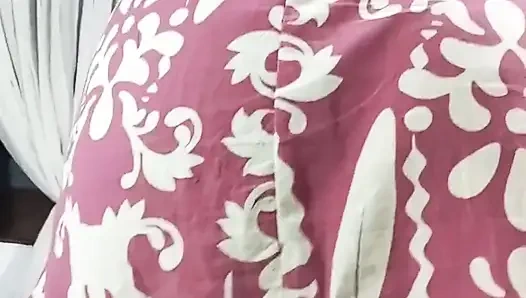 Gadis Brunette Mendapat Air Mani Di Wajahnya