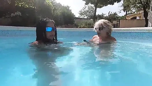 Camilla and Cheyenne Play with a double ended dildo in the pool