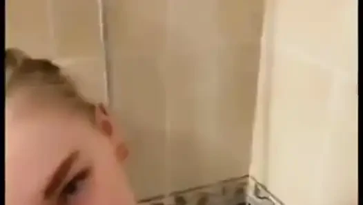 Cewek hot dengan tubuh aduhai lagi asik mandi