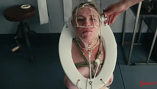 Toilet manusia telan belasan sperma dan wajahnya dientot habis-habisan