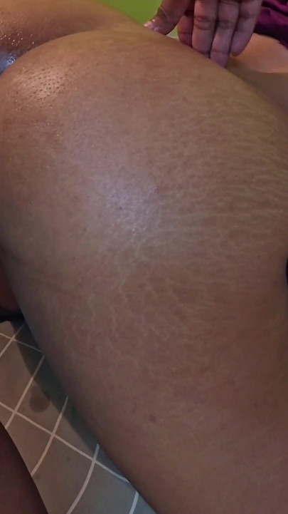 Follando a esta nena al estilo perrito para llenar su coño de semen, y ella se mueve encima de mí