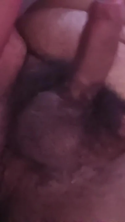 亚洲男孩通过把东西插入他的菊花并自慰来弄脏自己 | 短片 1