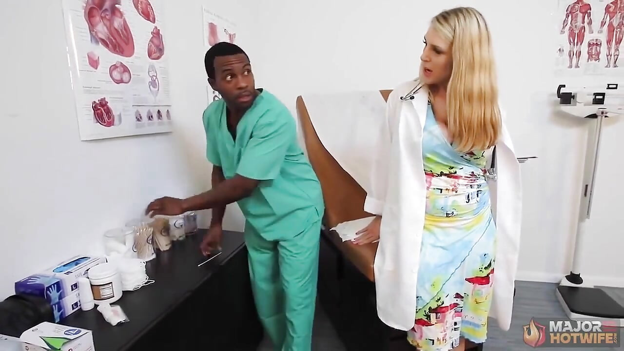 Une doctoresse sexy excitée se fait baiser par rome major à grosse bite noire