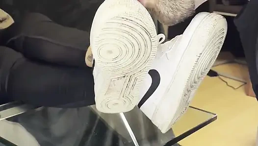 Schmutzige weiße sneaker-anbetung - valeria night (frontansicht)