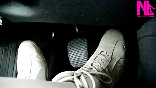 Süet yumuşak düz çizmeler içinde sürüş ve pedal pompalama
