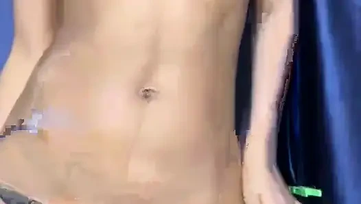 Nacktes desi-mädchen tanzt muschi mit dicken möpsen