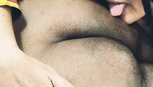 Моя подруга трогает мой член, пока я наслаждаюсь