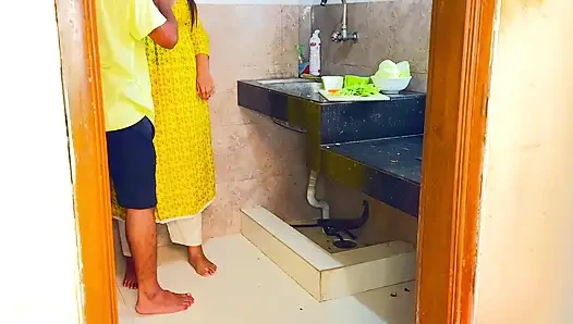 Mutfakta köri keserken aniden kayınvalidemi siktim - desi sert seks