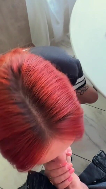Ibu tiriku yang rambut merah crot di dapur setelah dia minta aku bantuin kerjaannya | Klip 1