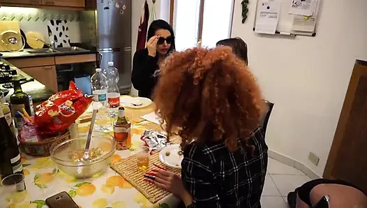 Öğle Yemeği aşağılama Itaatkar Köle Yerde Yalıyor