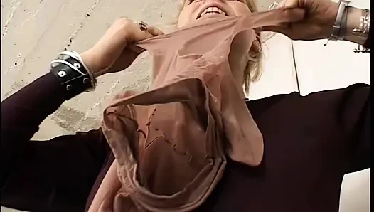 Sarışın bebeğin vahşi çamaşır odasında elle muamele ve orgazm