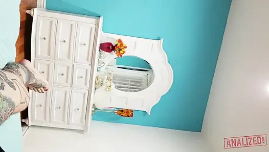 Blondes baby sid ist eine anal schlampe, die es liebt, ihre engen löcher gefüllt zu bekommen