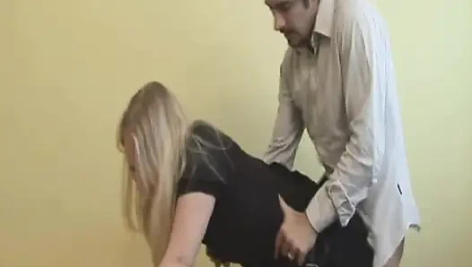 Pantat cewek perancis rambut pirang yang dicambuk dientot habis-habisan