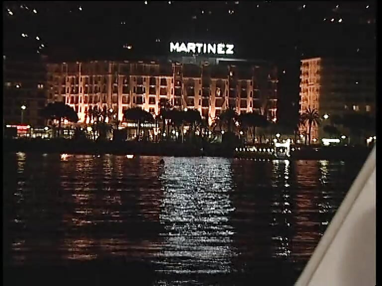 Гарячі жінки з чудовими цицьками та мокрими пиздами отримують подвійний трах