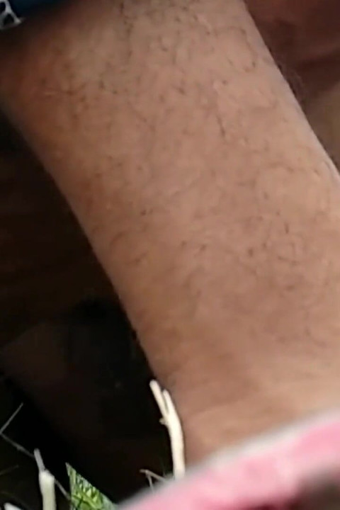 Wytrysk w polu na zewnątrz ręczna robota indyjski wielki kutas