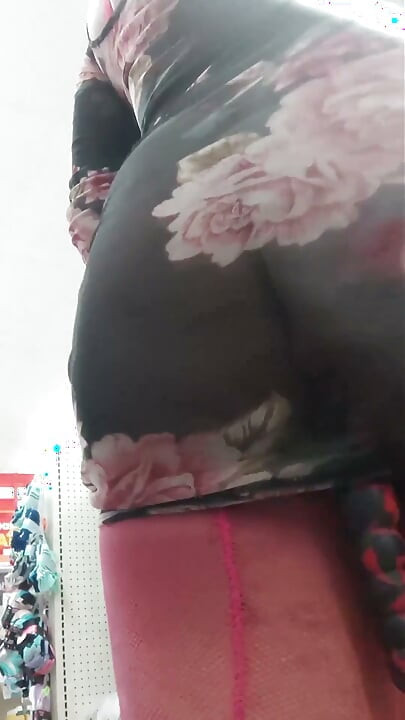 Demon Bee Runs Errands with Her Tail Out