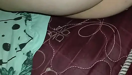 Трахаю ее на бок и кончаю на верхнюю часть ее киски