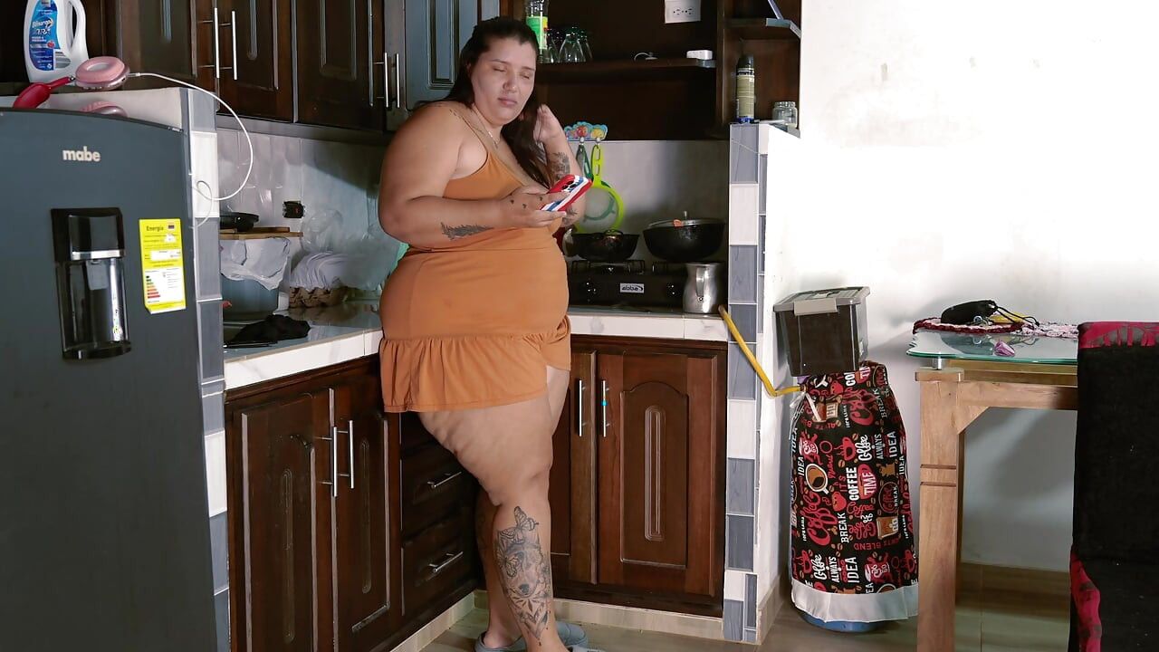Latina pays pizza delivery man with a fuck and fills his pussy with milk