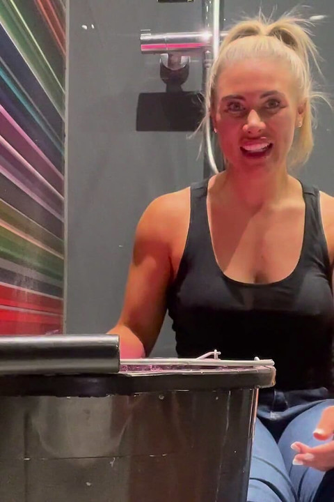 קאלי מקבלת אקדח ורוד