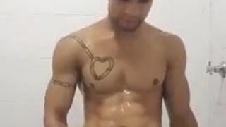Sexy garoto brasileiro toma banho