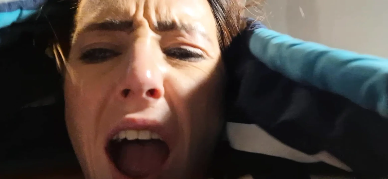 继母把脸朝下藏在床上，默默地被内射（他以为我是他的妻子）