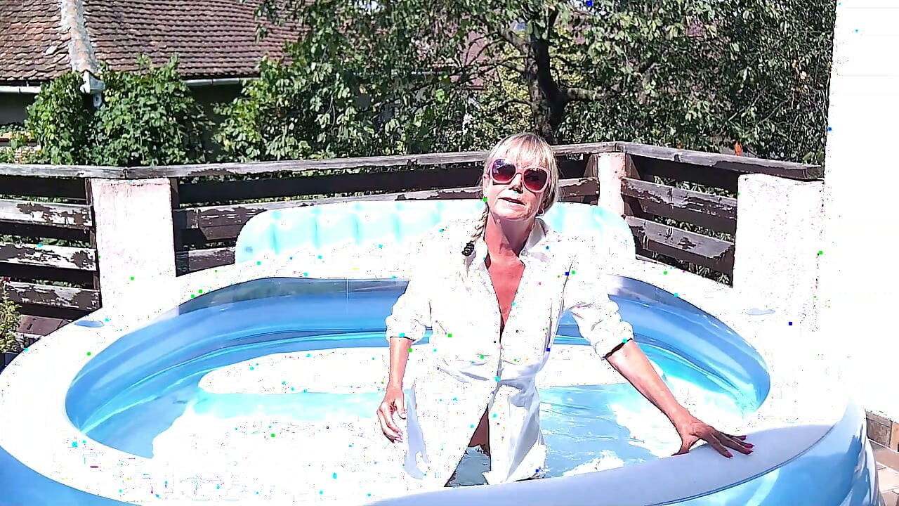 DirtyMilfTina Havuzda Sik Beni