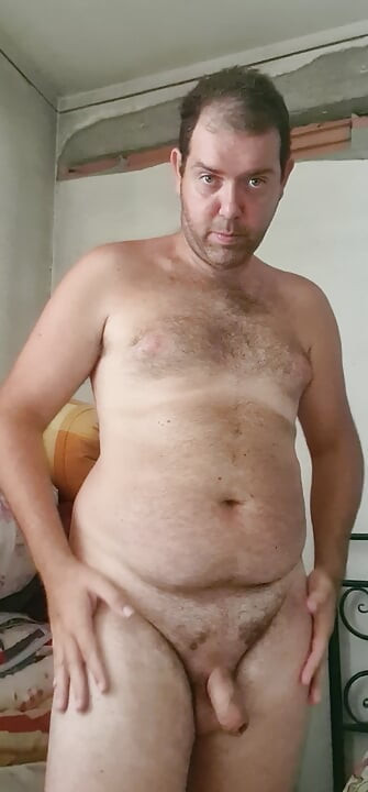 Garoto nu no quarto