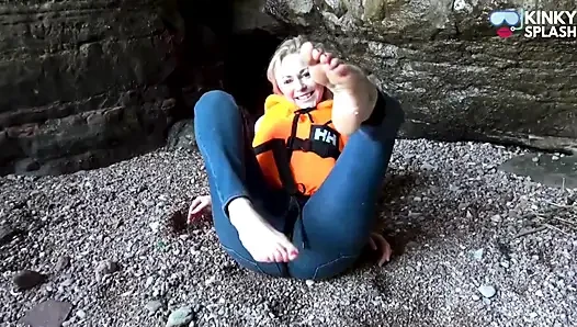 Rettungsjacke und jeans am strand