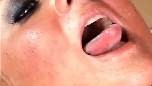 Güzel memeli orta yaşlı seksi kadın sert sikiliyor ve döl yiyor