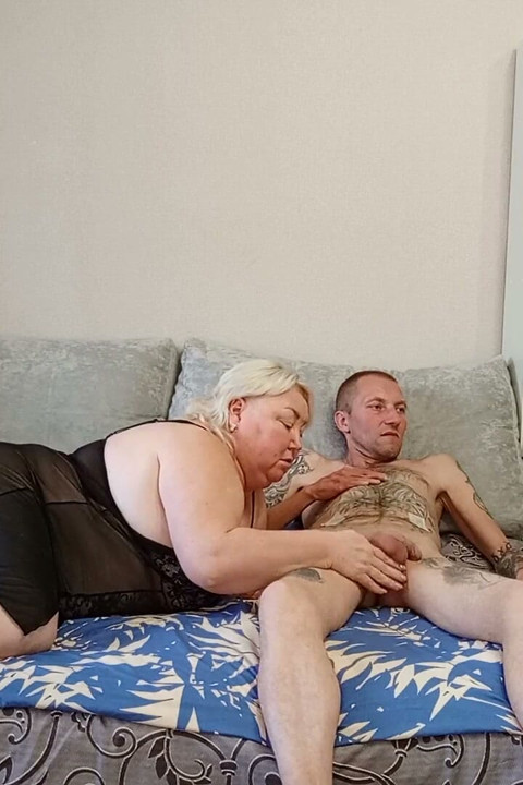 Sąsiad daje loda z spermą w ustach