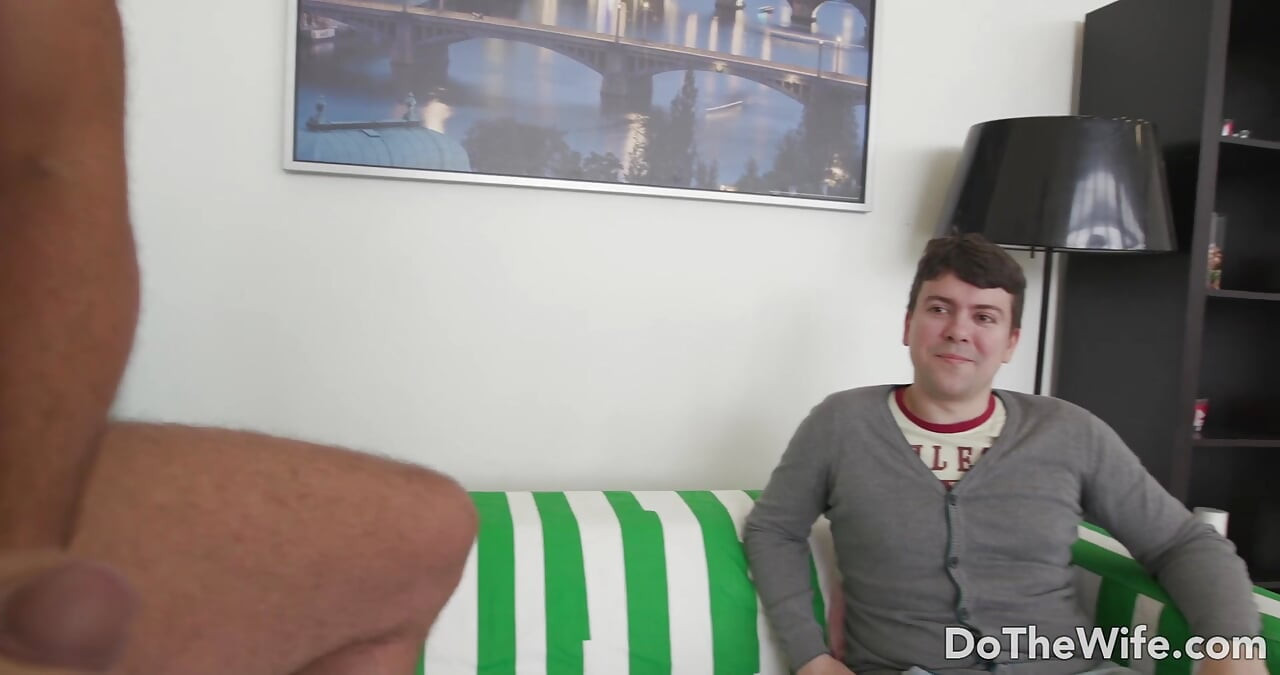 Sexy korthåret kone Sasha Zima knuller foran mannen