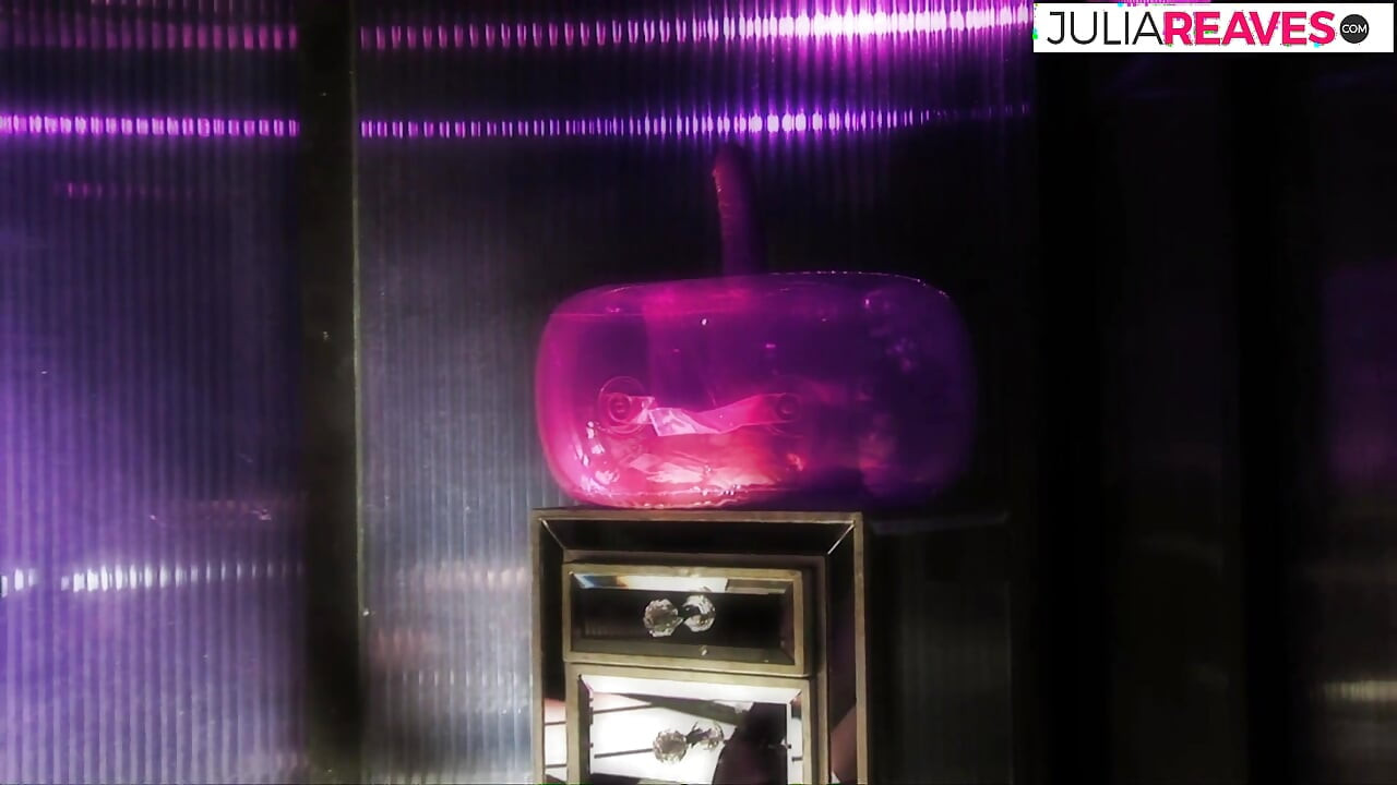 Lesbian panas dengan buah dada besar dan dildo besar dalam pepek melancap dan memuaskan antara satu sama lain