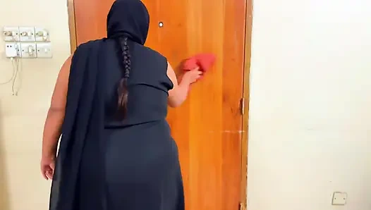 Gadis arab yang cantik membersihkan kamarku saat aku menyewa airbnb-nya di rumah, sekarang aku melihat pantatnya yang besar & masturbasi