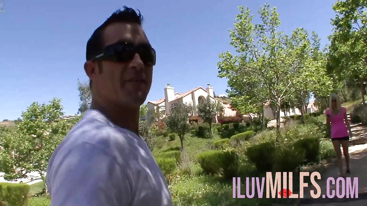 Ξανθιά με αλήτικη σφραγίδα και τρύπημα στην κοιλιά γαμιέται