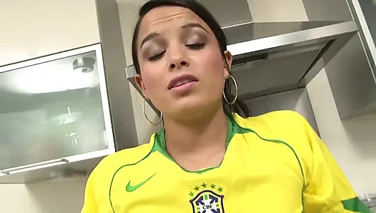 Brezilyalı üniformalı hatun mutfakta soyunuyor ve tek başına oynuyor