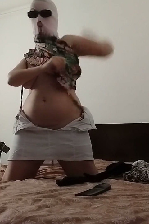 素人女人在试穿衣服和剪衣服时玩得很开心