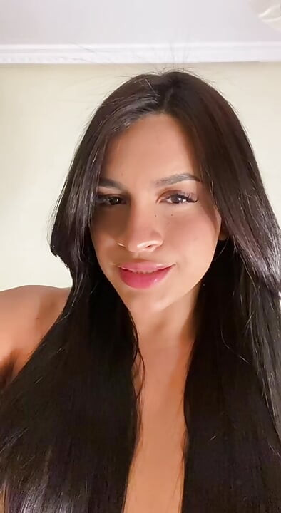 Viviana, trans Latina, drka u ružičastim gaćicama dok ne svrši jako, POV