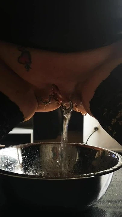 Deutsches Piss Luder mit gepircter fist muschi und strapse
