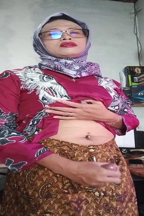 Sexy Hijab Shemale Mitha Zhe Masturbates Cock