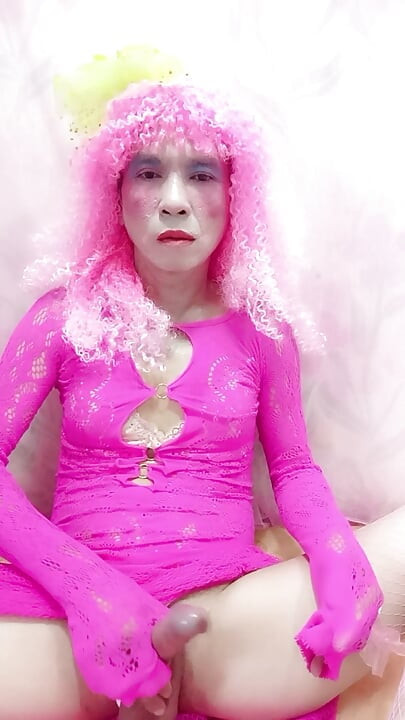 Oanh Le transgênero usando um vestido sexy para tirar uma selfie