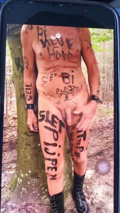 Attaché à un arbre en guise de punition