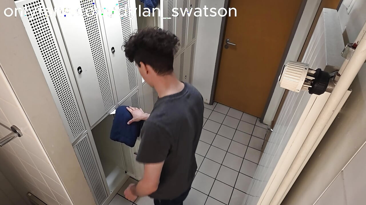 Zwei Typen ficken und blasen sich in der Sauna