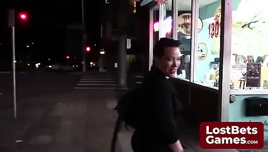 Sie stand an ihrem geburtstag nervös vor dem tattoosalon