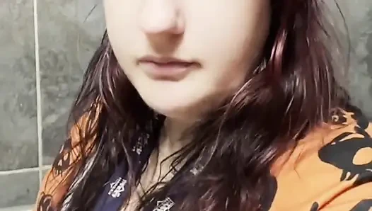 İri güzel kadın halka açık banyoda osuruk derlemesi 75 yüksek sesle duraklama bella blasts